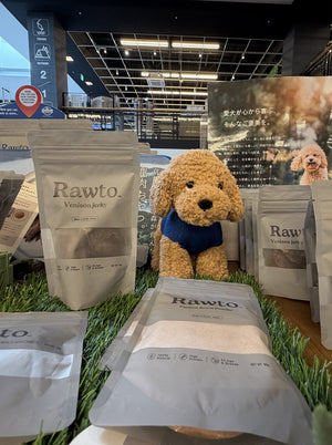 AZem Dog&Catフェスタ2026のRawtoブース。鹿肉ジャーキーと鹿肉ふりかけを陳列